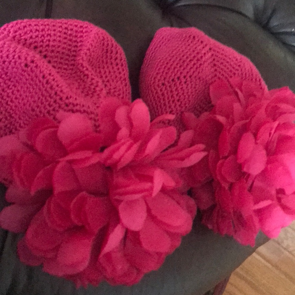 Set of 2 knit caps with large flower front